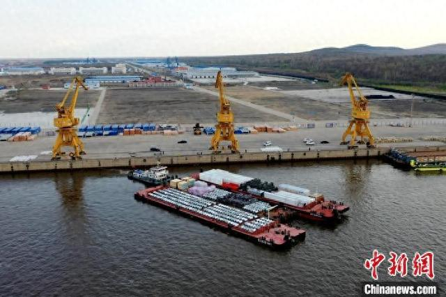 5月8日，黑龙江省抚远货运口岸莽吉塔港2025年度明水期首艘出境货船顺利出港。 王家启 摄
