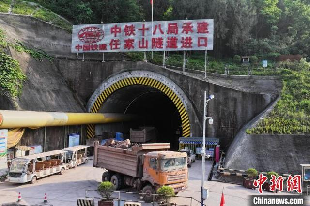 图为新渝万高铁任家山隧道进口。渝万铁路有限责任公司供图