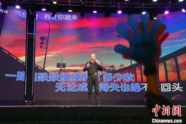 5月7日晚，浙江缙云新建村，选手在舞台上演唱。中新社记者 周健 摄