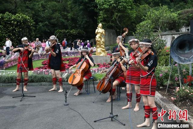 5月8日是邓丽君逝世30周年的日子。位于台湾新北的金宝山筠园墓地，再一次响起《月亮代表我的心》旋律。中新社记者 杨程晨 摄