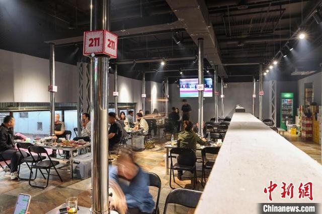 图为顾客在饭店就餐。中新社记者 于海洋 摄