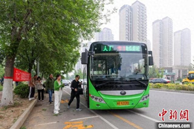 5月8日，北京首条外埠进京公交班线开通运营。图为当日清晨，乘客在河北大厂榕枫园站乘车。中新社记者 贾天勇 摄
