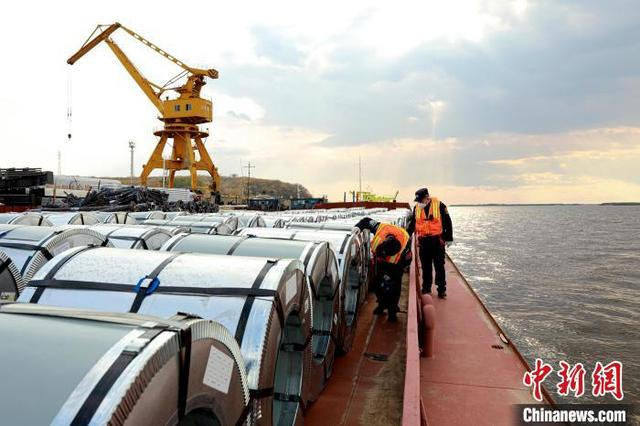 抚远出入境边防检查站移民管理警察登上货船进行出境查验。 王家启 摄