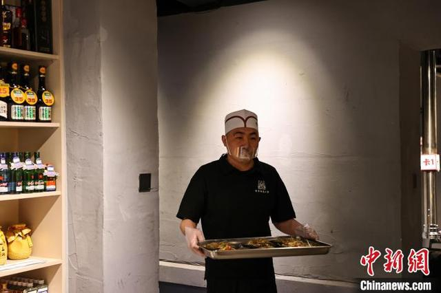 图为孙永虎在备菜。中新社记者 于海洋 摄