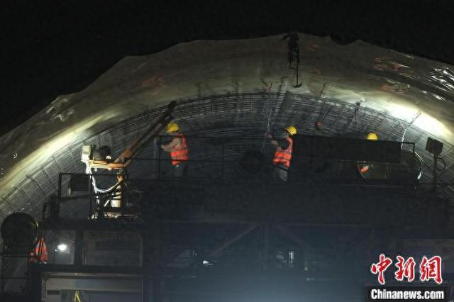 图为新渝万高铁任家山隧道施工现场。渝万铁路有限责任公司供图