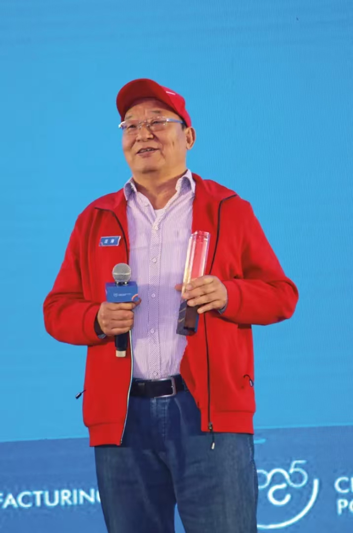 2018年，汪海荣获“改革开放40周年成就人物”。  图据青岛画报