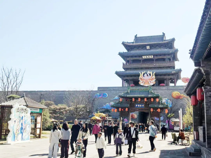 太原古县城内游人如织