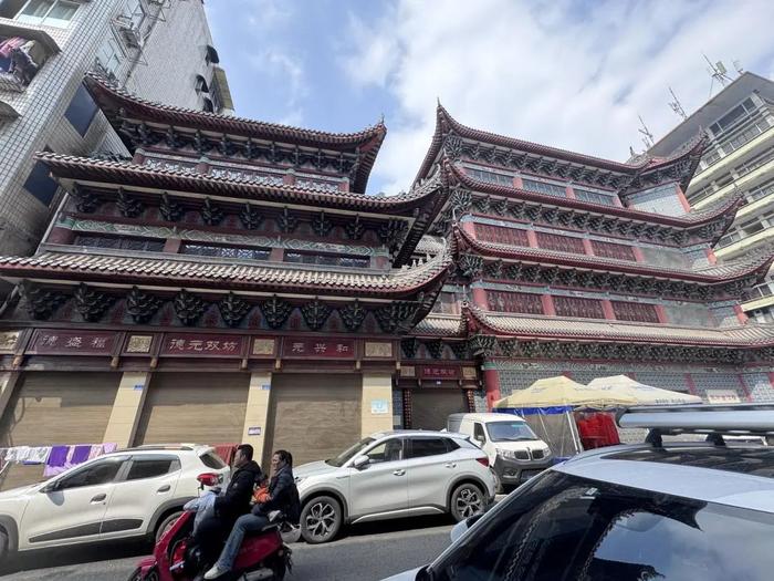 罕見(jiàn)！吉林主帥鐘誠(chéng)暴怒噴裁判+摔西服進(jìn)替補(bǔ)席 恐遭追加處罰