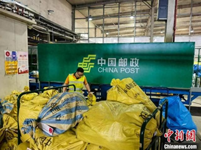 分拣中心工作人员清点国际邮件。乌鲁木齐国际邮件互换局供图