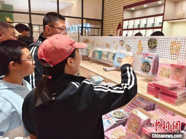 “五一”期间，游客在定州博物馆文创产品购物店选购文创产品。 曹立峰 摄