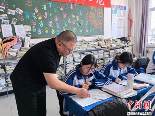 赵勇刚老师检查学生课堂作业。 孙路 摄