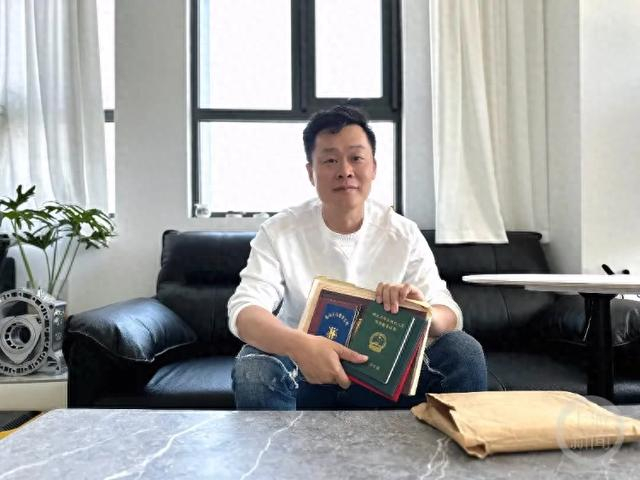 吴佩捡到的一大包证件，他妥善保管了18年。受访者供图