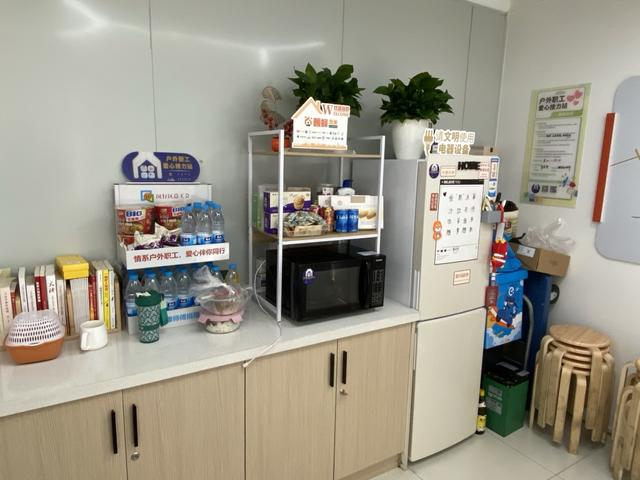 2025年5月6日，上海七宝镇，小哥驿站内免费提供饮用水、方便面和零食。本文图片除署名外均为 澎湃新闻记者 俞凯 摄