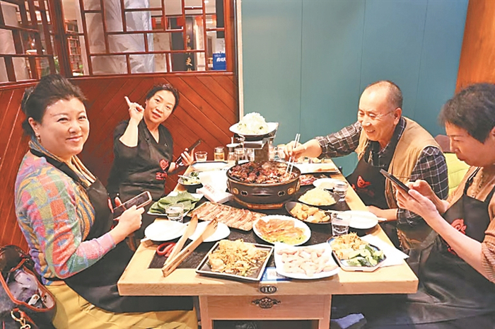 食客品尝齐齐哈尔烤肉 图片来源：黑龙江新闻网