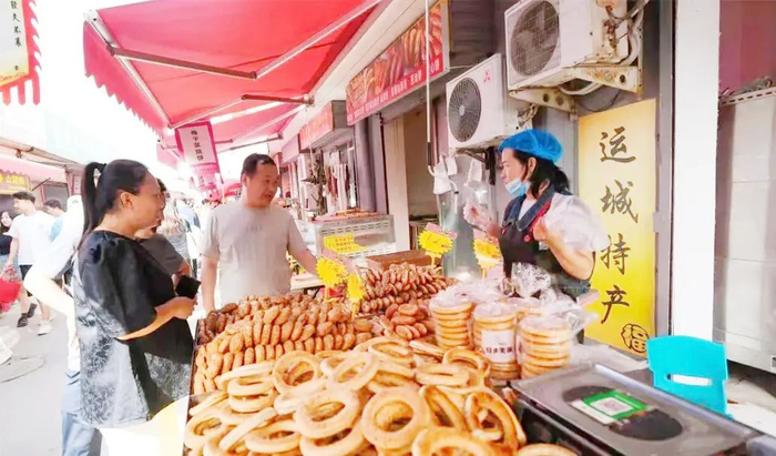 游客购买运城特产作伴手礼。   运城市文化和旅游局供图