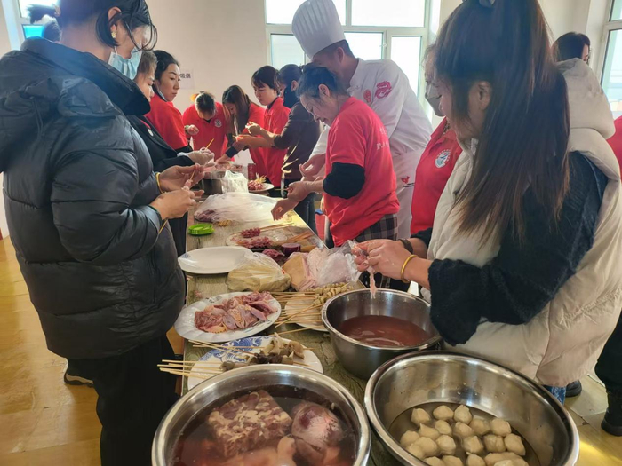 烤肉技能培训 图片来源：龙头新闻·黑龙江日报