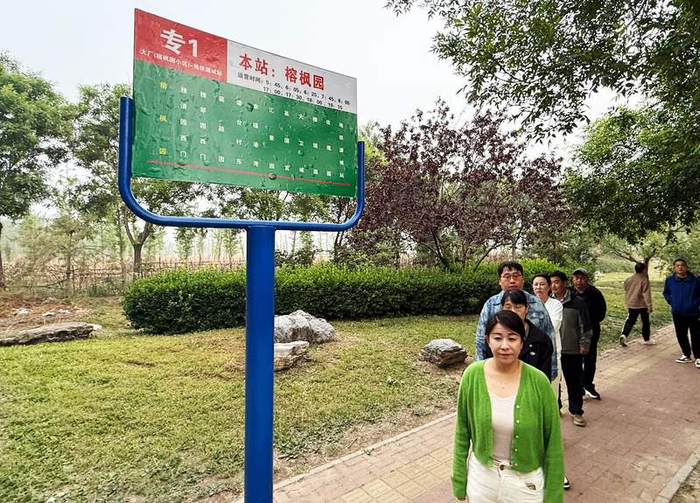 早上7点，“大厂专1路”起点站乘客正陆续上车。新京报记者 王贵彬 摄