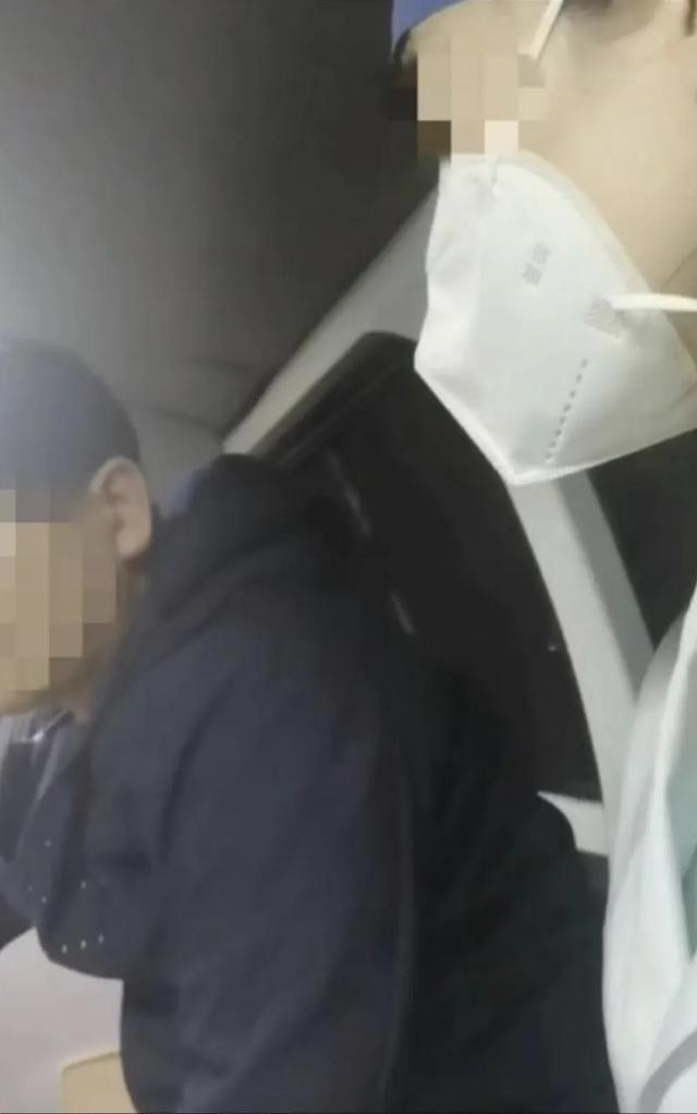 随车医护郑某临时加价后，秦先生与其争执。图源：南方都市报