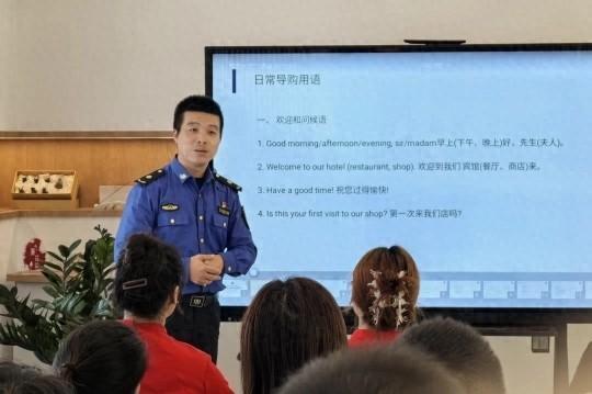 上海市闵行区七宝镇综合行政执法队党支部副书记吴小龙在给商户们上英语课。上海闵行区 供图