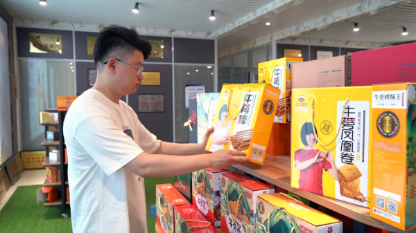 李锦超整理牛蒡产品货架