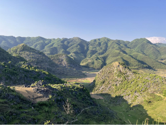 猴场小学坐落在崇山峻岭中的山间谷地