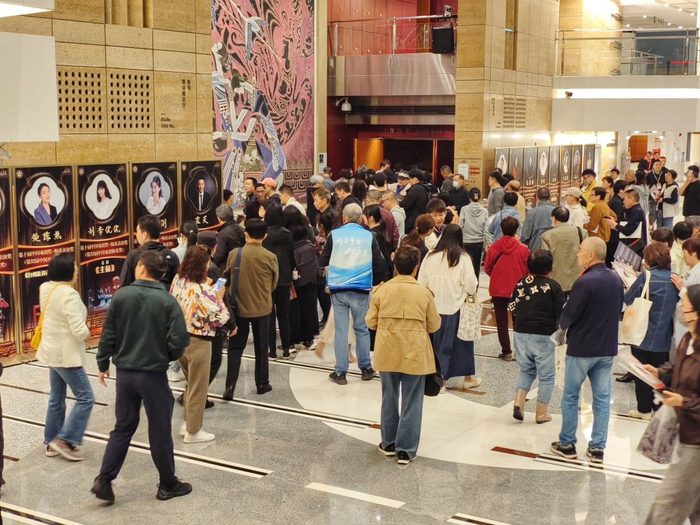 海报前人头攒动