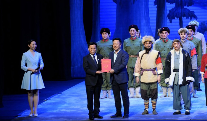 蓝天（前排中）