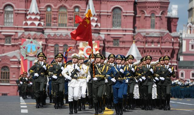 中国人民解放军三军仪仗队方队参加纪念苏联伟大卫国战争胜利80周年阅兵式。 新华社记者 赖向东 摄