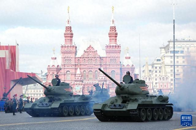 5月9日，坦克参加纪念苏联伟大卫国战争胜利80周年阅兵式。 新华社记者 赖向东摄