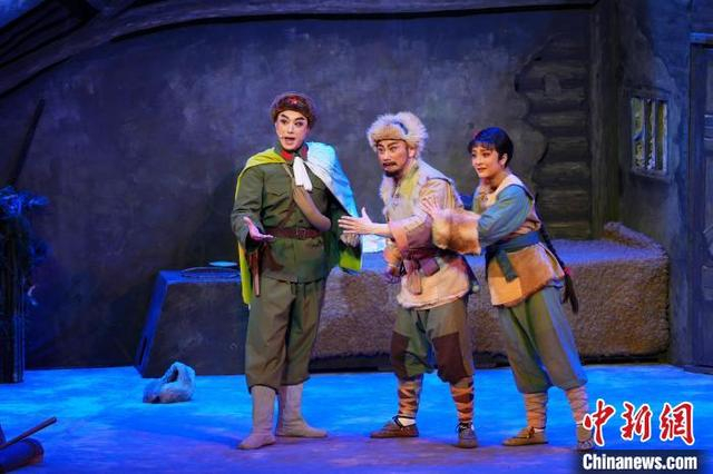 图为演出现场。中新社记者 张亨伟 摄 