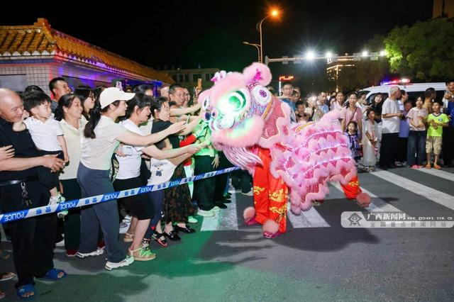 “万象星彩大巡游”开心互动。象州县委宣传部供图