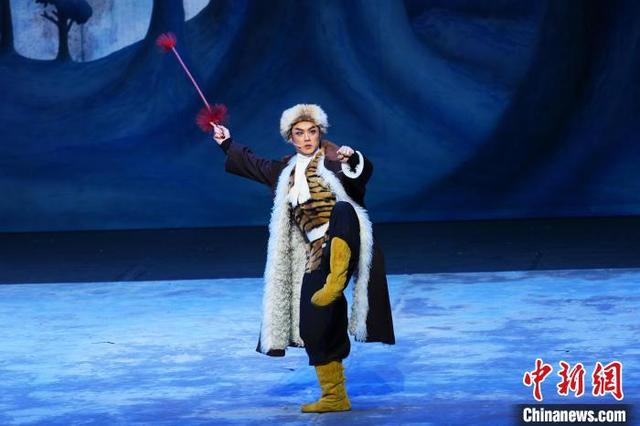 图为蓝天扮演杨子荣角逐梅花奖。 中新社记者 张亨伟 摄 