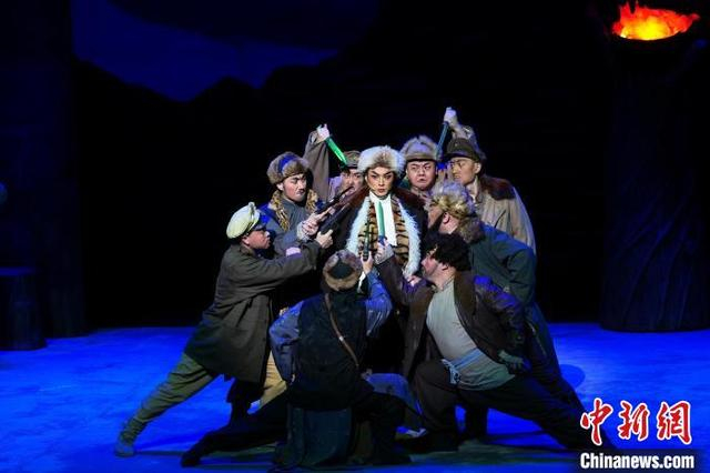 图为演出现场。中新社记者 张亨伟 摄 