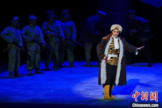 图为蓝天扮演杨子荣角逐梅花奖。 中新社记者 张亨伟 摄 