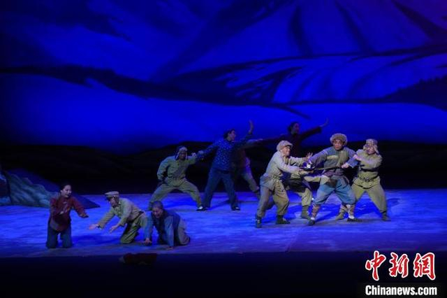 图为演出现场。中新社记者 张亨伟 摄 