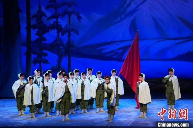 图为演出现场。中新社记者 张亨伟 摄 