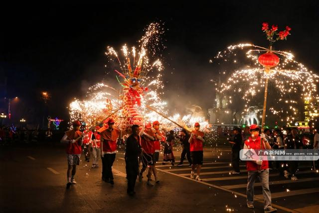 “万象星彩大巡游”烟花龙喷射出璀璨烟花。象州县委宣传部供图