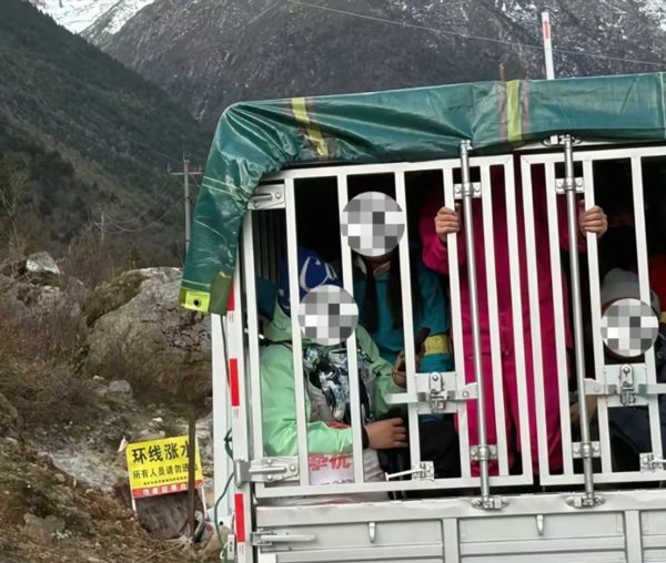 当地村民用小货车运送户外爱好者。受访者供图