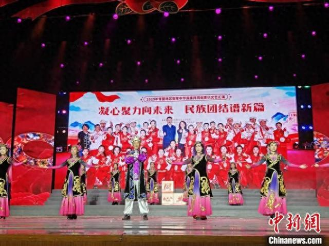 活动现场的表演。 程小路 摄