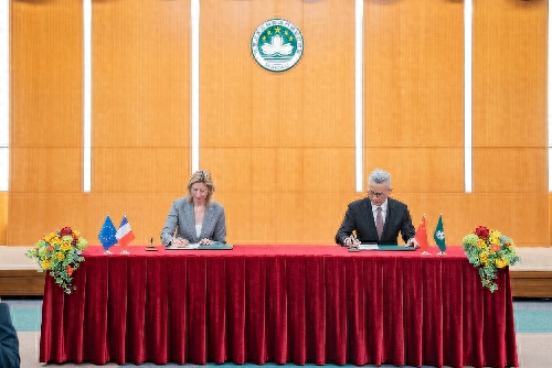 图为澳门特区与法国签署科研合作计划协议。（澳门科学技术发展基金供图）