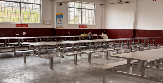 那干小学食堂换上了新的餐桌