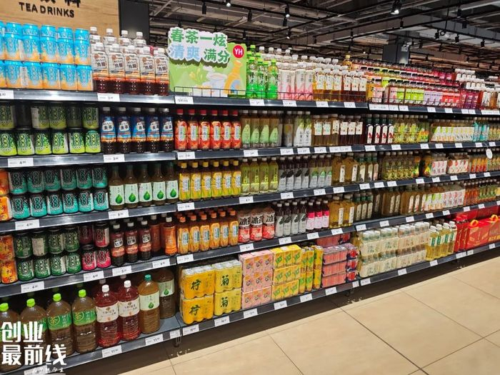 图 / 商超货架上的各类饮料
