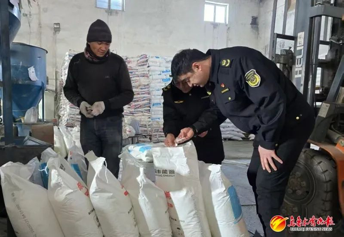 执法人员在查看化肥的质量。资料图片