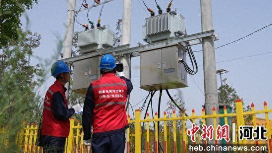 工作人员正在检查电力设施。 羡昊 摄