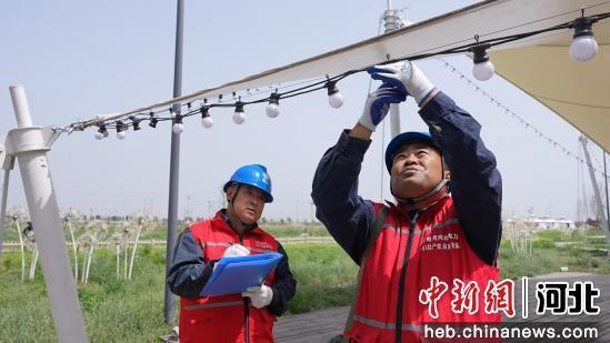 工作人员正在检查电力设施。 羡昊 摄