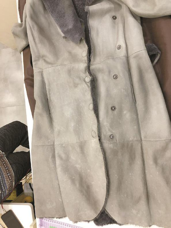             干洗后，皮大衣上出现许多白斑          