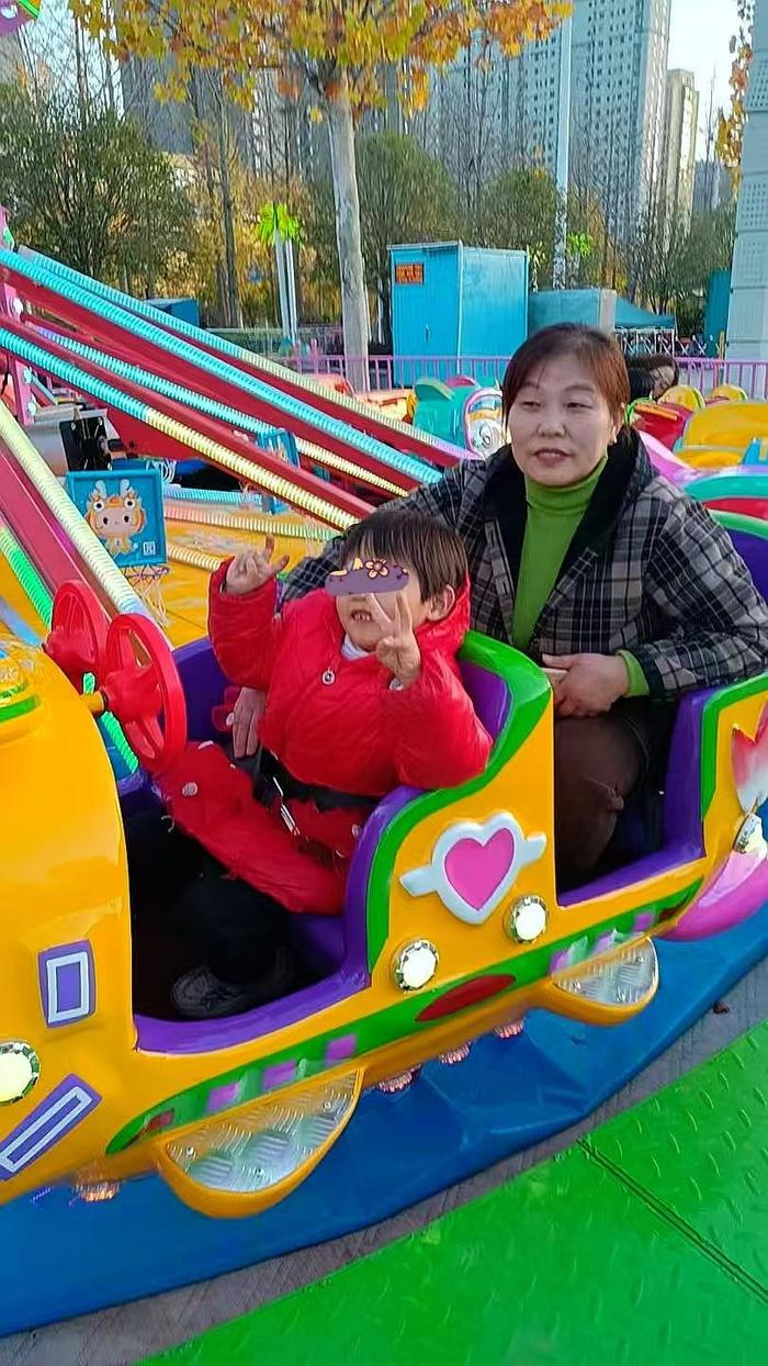 ▲黄庆芝带奶娃在游乐场玩 受访者供图