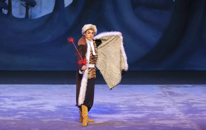 蓝天以铿锵的念白和准确的表演塑造了英雄人物杨子荣，同时也展现了他扎实的武戏功底。