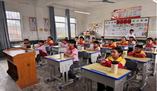 那干小学教室已经换上了新课桌