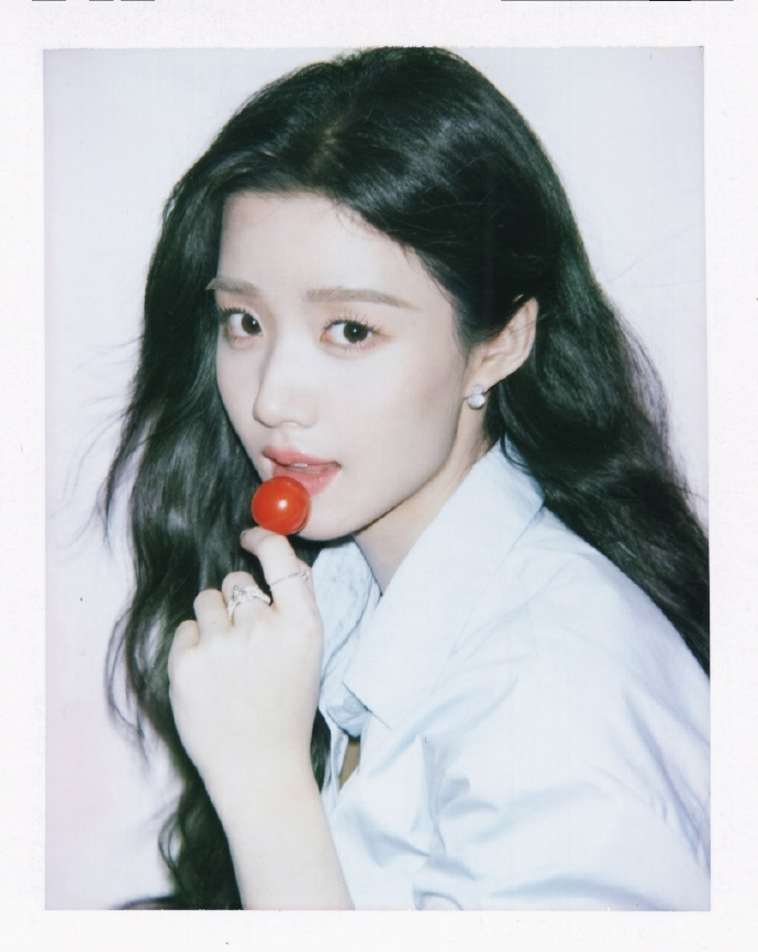 卢昱晓选择了水果当作配饰，并配文：“很喜欢它们诞生的过程，一个镁光灯泡从出生到漫长的等待再到那一瞬间的充分燃烧，闪耀……熄灭！”